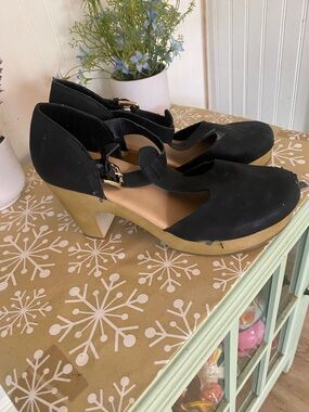 Old Navy Black and Gold Mary Jane Heels